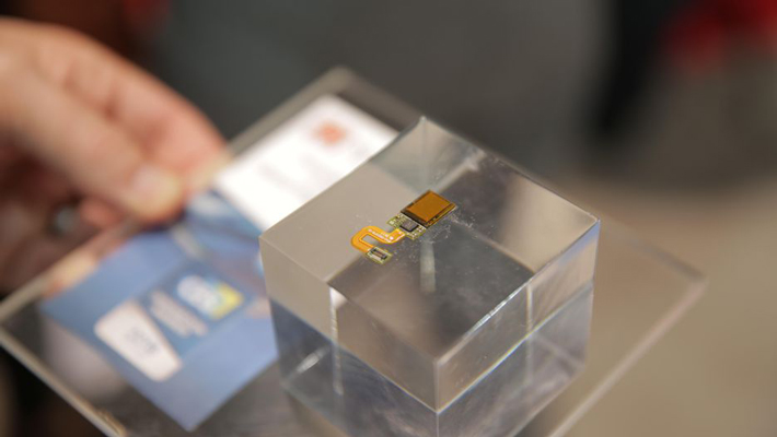 Cận cảnh chiếc smartphone đầu tiên sở hữu cảm biến vân tay dưới màn hình 8